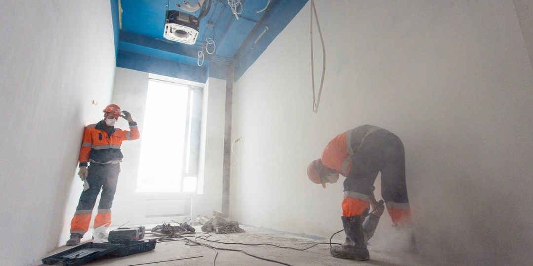 Штраф до 15 тысяч рублей грозит при выносе мусора после ремонта к контейнерам – подписан новый закон