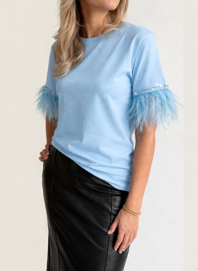 Перья на ленте — тот самый декор, который мгновенно делает вещь заметной.