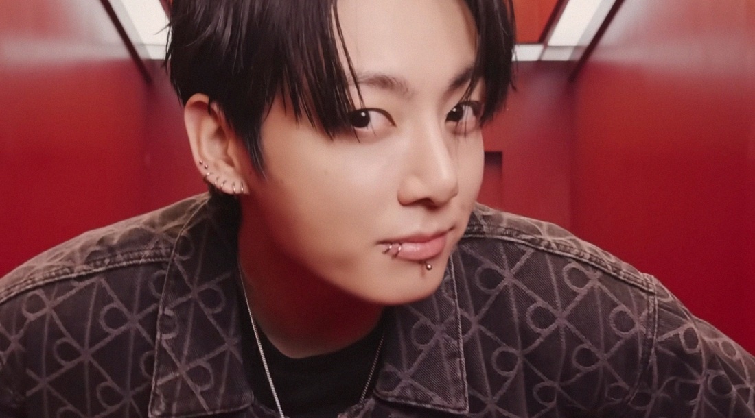     Чонгук / Скриншот из видео «Behind the Scenes with Jung Kook _ Calvin Klein Holiday 2025 Campaign»