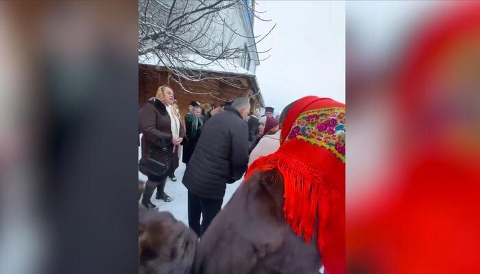 В Ивано-Франковской области прихожане не смогли попасть на рождественскую службу. Обложка © Telegram / Суспильне