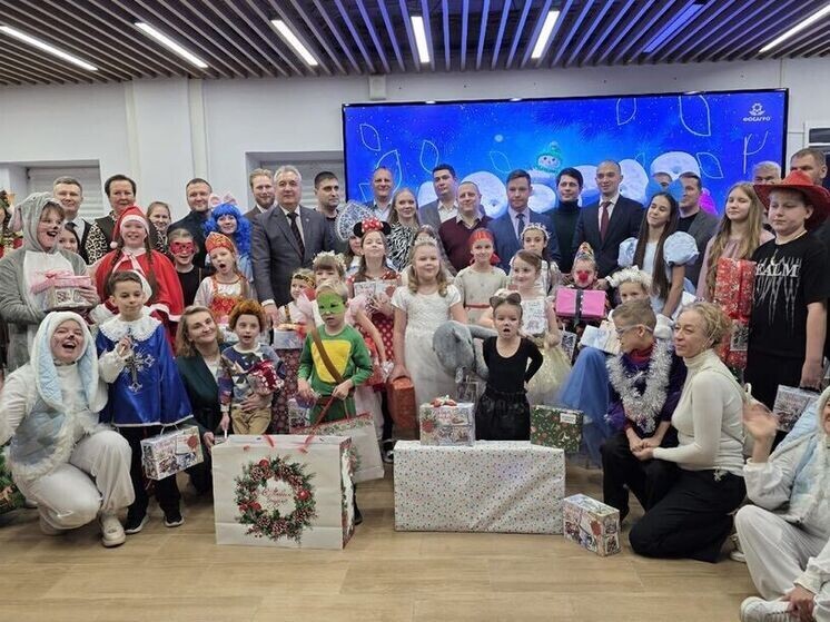     Кроме того, мальчик пришёл в костюме Деда Мороза, чтобы сделать фотографию с настоящим волшебником. Фото: пресс-служба ФосАгро