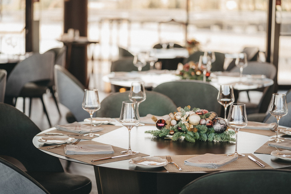 Здесь подают уникальный сорт: первое локальное ИИ-вино, созданное с помощью технологий искусственного интеллекта. Фото: винный парк Winepark