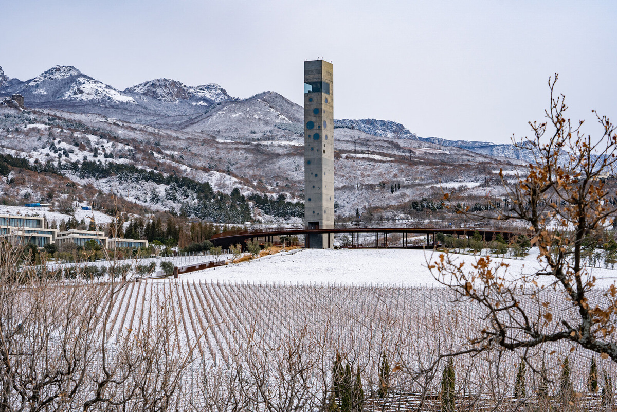 На территории большой парк с виноградниками, арт-объектами и смотровыми площадками. Фото: винный парк Winepark