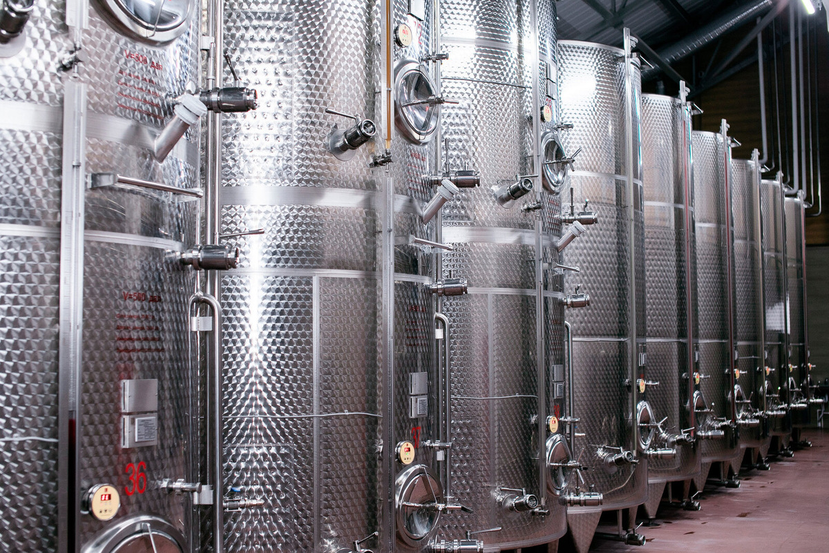 На современной гравитационной винодельне производят вина из 15 международных сортов винограда с акцентом на терруар и мягкое бережное изготовление. Фото: Chateau Pinot