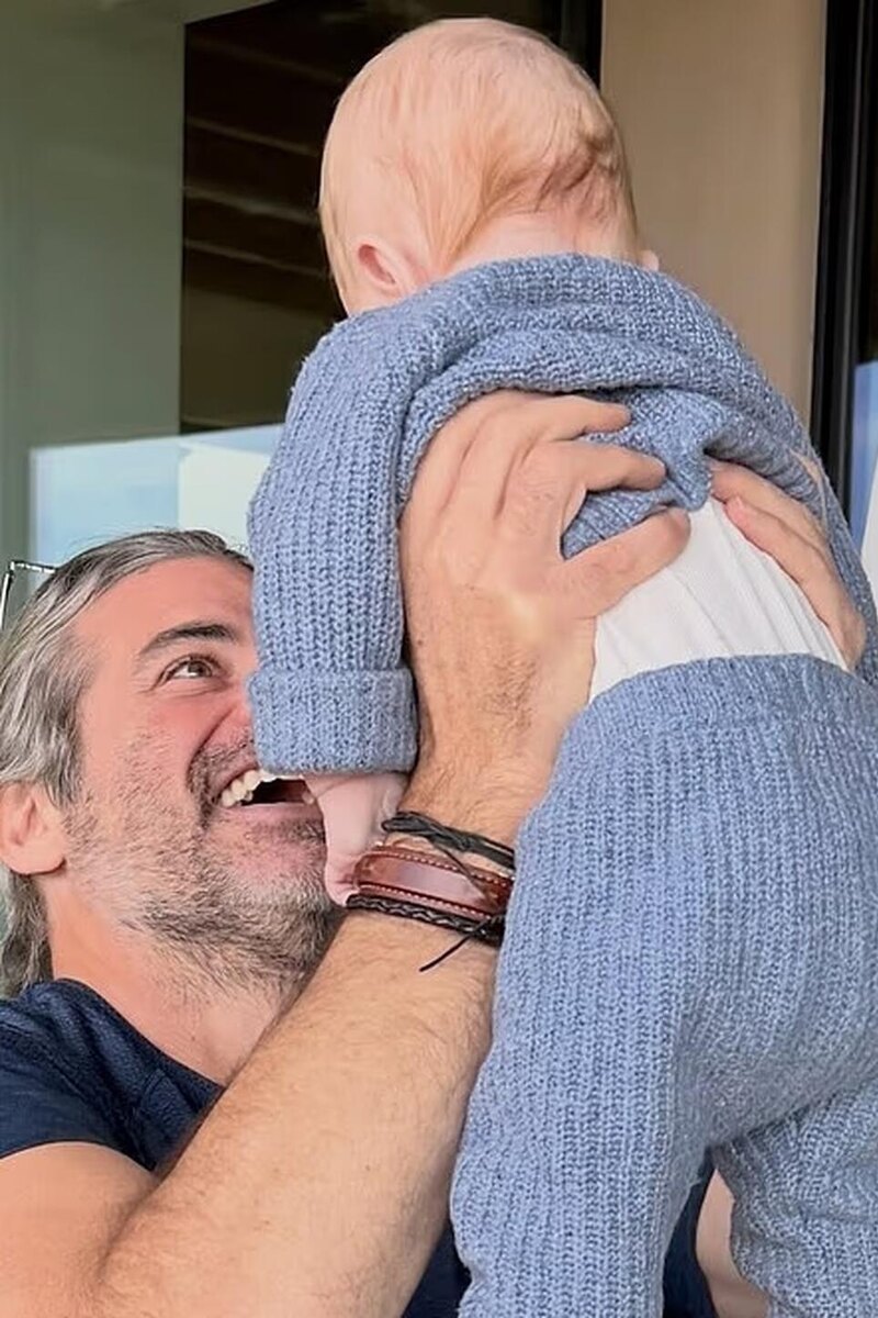    Энистон так и не объяснила, кто этот ребенок социальные Сети