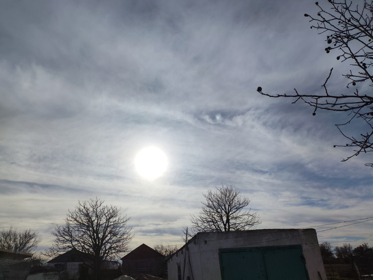 А солнце в первую половину дня еще светило