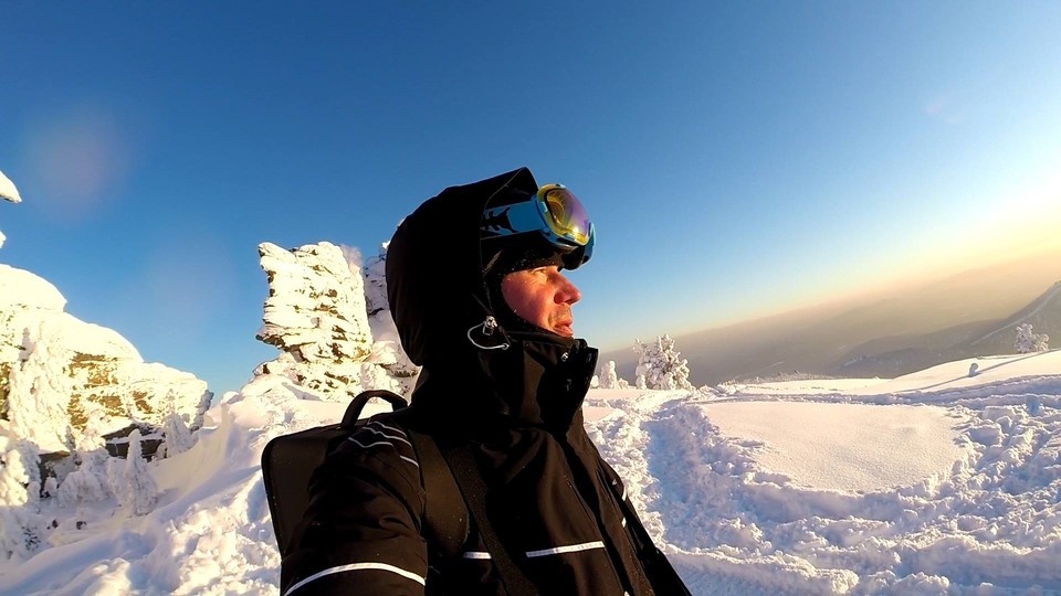    Влад на Мустаге, у камеры, что работала на штативе в автоматическом режиме в тот самый день. Фото - Владислав Шитенок.