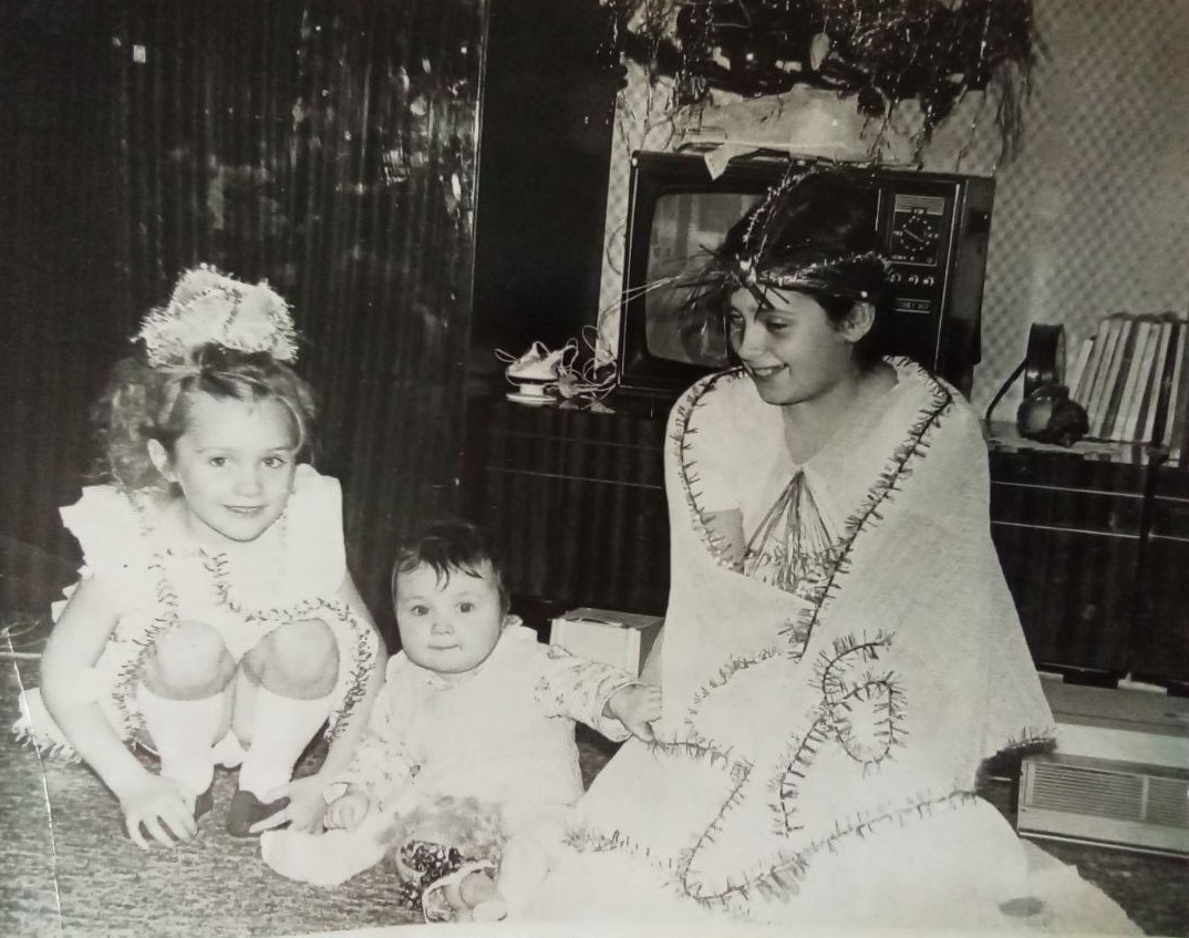 Я - Снежинка, Марина - Царевна лебедь, а Катя ещё не доросла до костюма