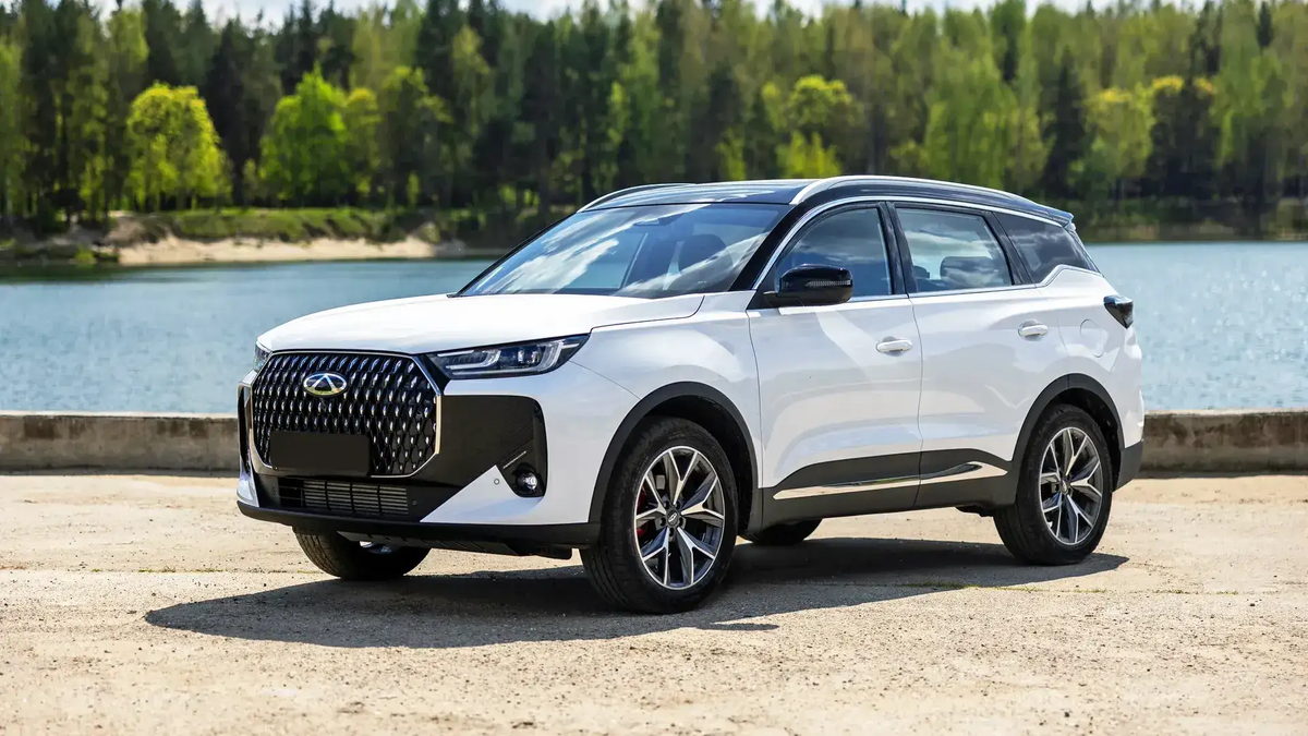 В профиль заметно главное изменение, оправдывающее литеру «L» — увеличенная колесная база и задний свес