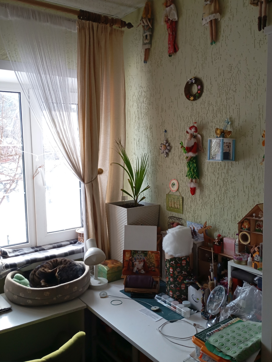 В лежанке лежит Смурфик и тоскует по Дымку,они подружились Дымок любил лежать и наблюдать как птички едят из кормушки корм