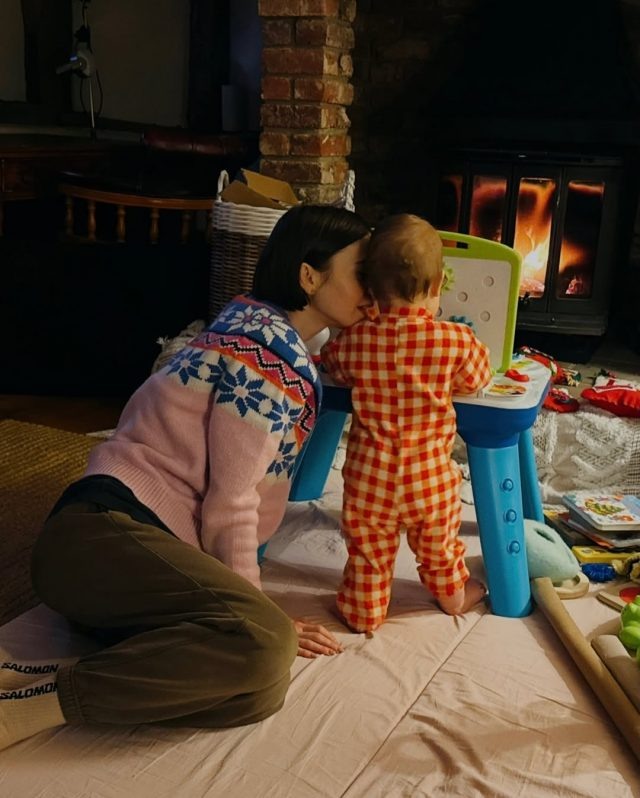    Лили Коллинз с дочкой Туве. Фото: социальные сети