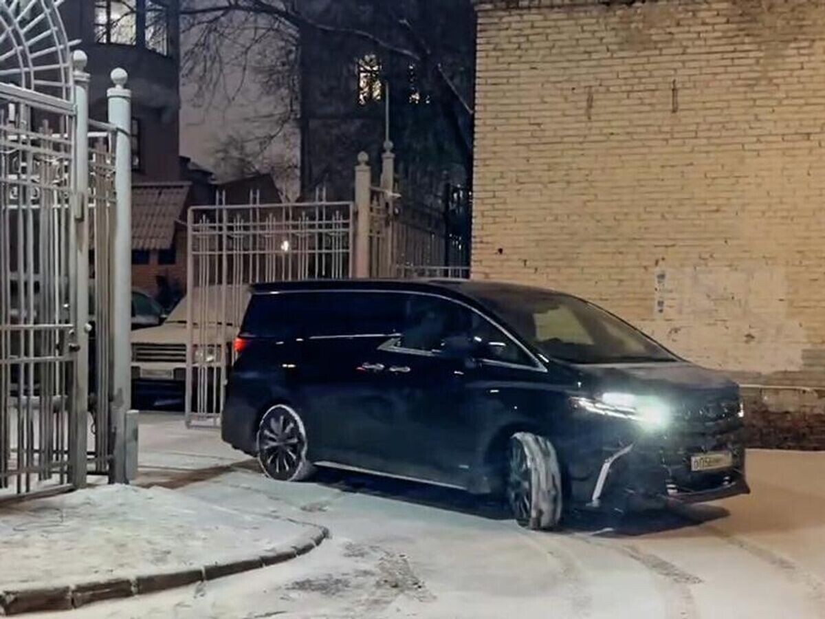    Автомобиль с предположительно певицей Ларисой Долиной у бывшей квартиры в Хамовниках | © РИА Новости