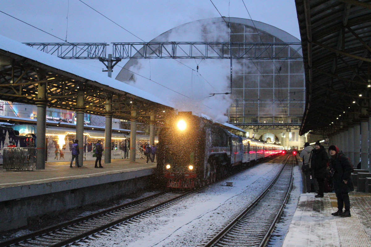 Паровоз П36-0110 с Поездом Деда Мороза на Киевском вокзале города Москва