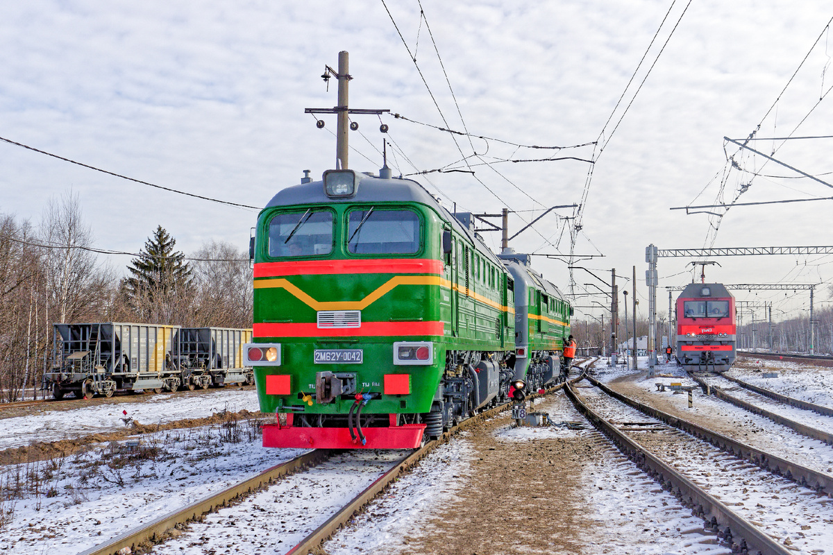 Тепловоз 2М62У-0042 во время маневровых работ по станции Купавна