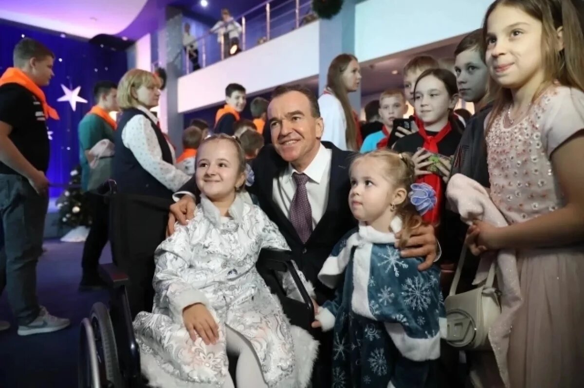    Кондратьев поздравил с Новым Годом посетителей губернаторской елки