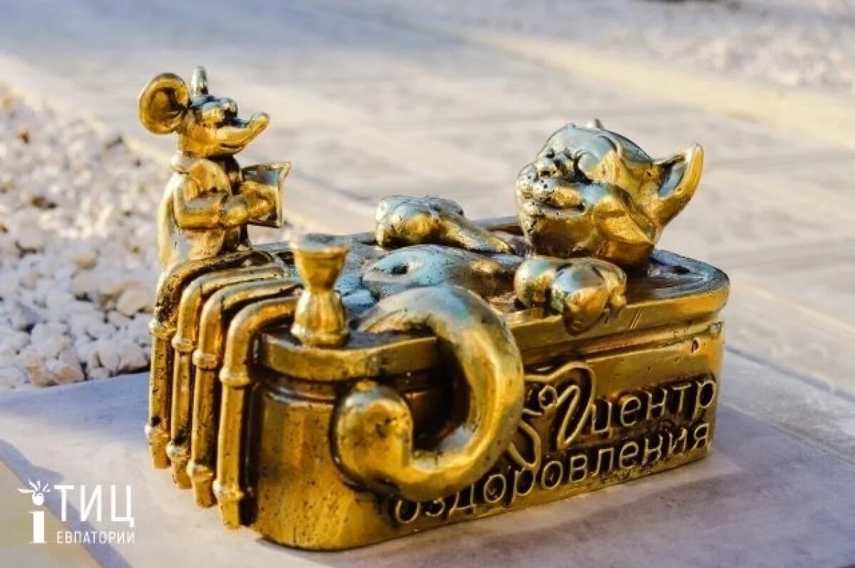    В Евпатории появился бронзовый кот-курортник Кузя