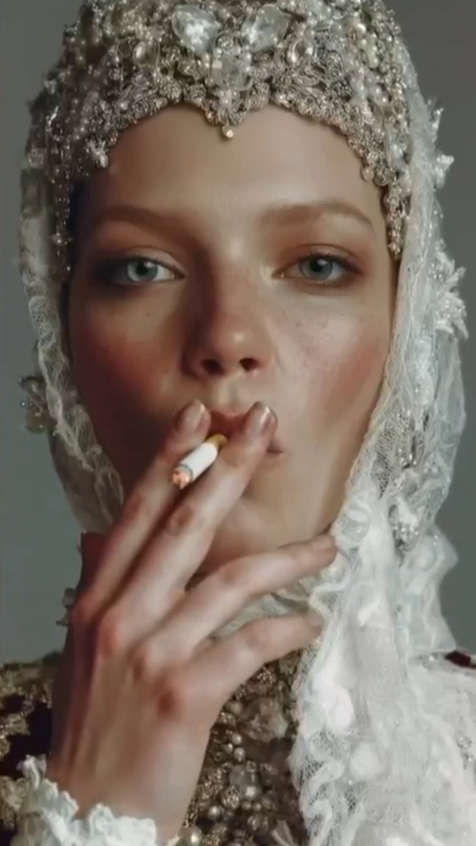 Это всё ещё Снегурочка? Кадр из спорного клипа 2025 года