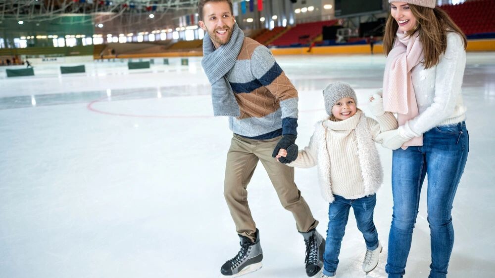    Катание на коньках — популярное занятие у новоуренгойцев. Фото: AboutLife/Shutterstock/ФОТОДОМ