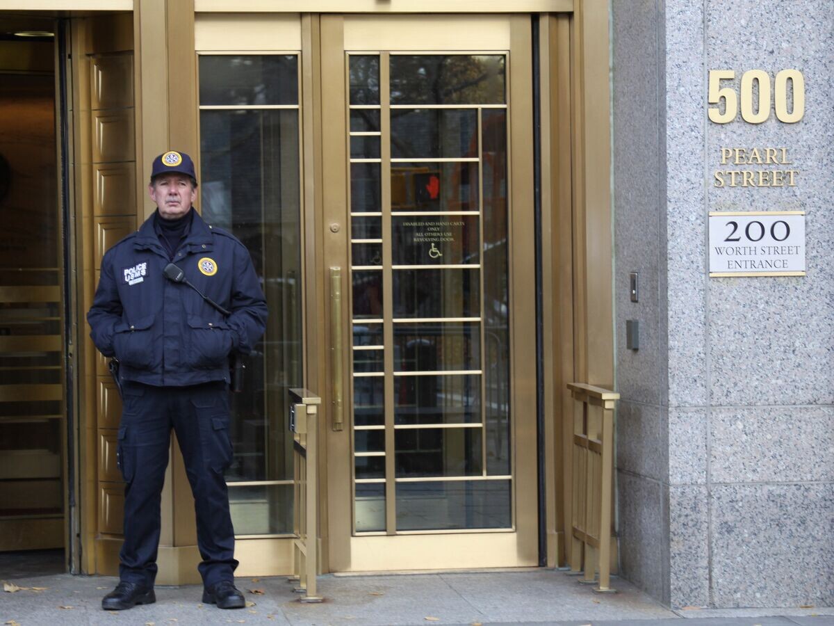    Сотрудник полиции, охраняющий вход в здание федерального суда Южного округа Нью-Йорка | © РИА Новости / Дмитрий Горностаев