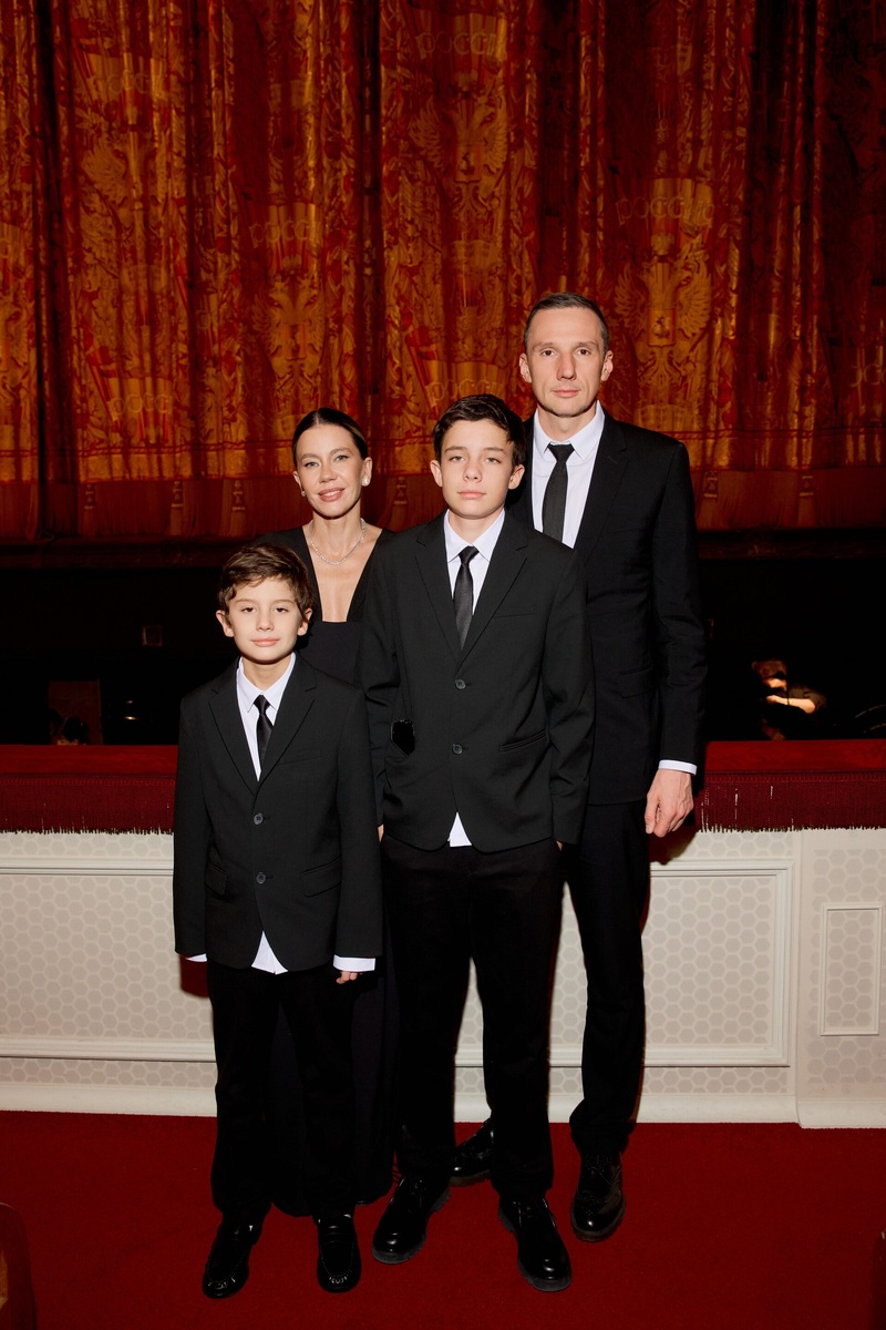    Антон и Елена Пинские с детьми