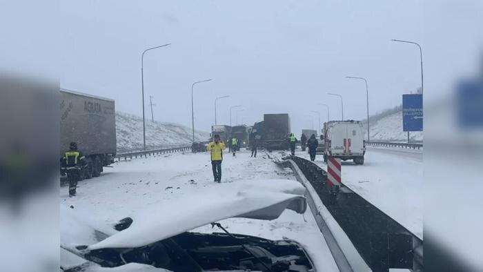 В Ростовской области на М-4 «Дон» затруднено движение на юг из-за двух ДТП. Обложка © Telegram / Госавтоинспекция Ростовской области