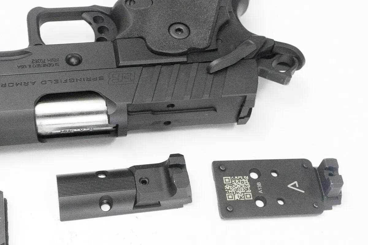 В модели Fueled Prodigy 4.25 установлена система крепления коллиматорного прицела AOS от Springfield. На крышке затвора и переходной пластине предусмотрены встроенные черные задние прицельные устройства.