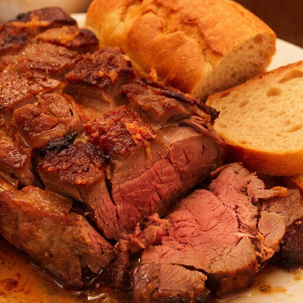 Жаркое из говяжьей вырезки с хлебом: Простое и ароматное блюдо для вашего стола 