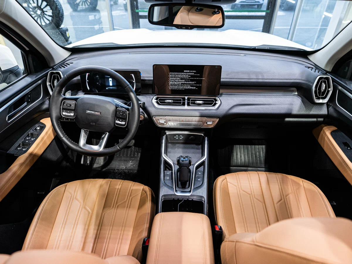 Материалы интерьера честно говорят о родстве с коммерческой техникой