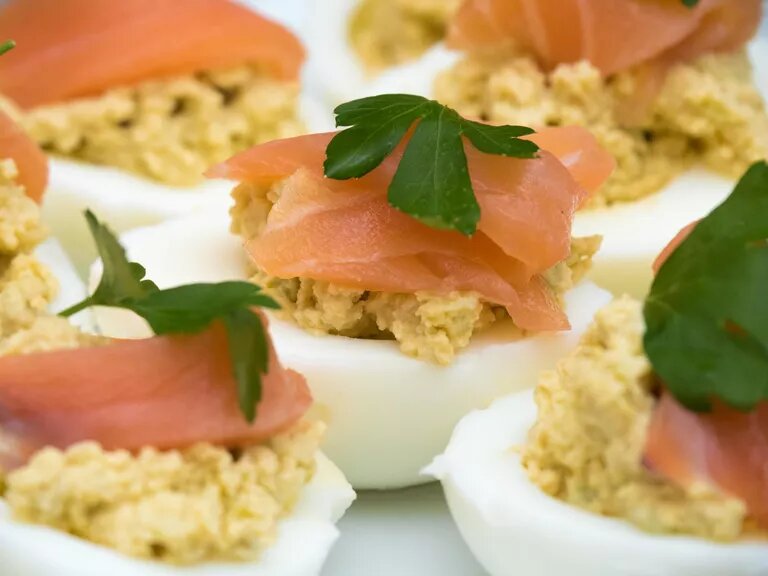 © iStock.com / Petroos
Фаршированные яйца с лососем