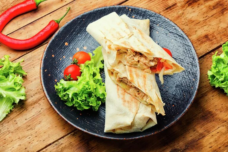 © Getty Images / Nikolay_Donetsk
Рулет из лаваша с копченой курицей и помидорами