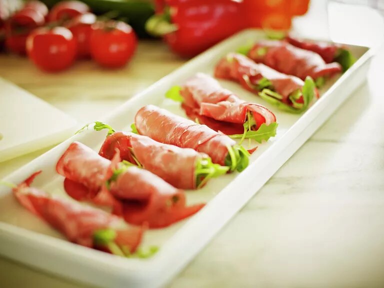 © Getty Images / Thomas Barwick
Рулетики из ветчины с сыром и чесноком