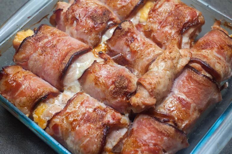 © iStock.com / zmurciuk_k
Запеченные рулетики с беконом и ананасом