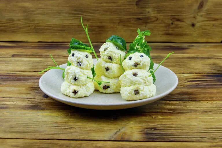 © Getty Images / OlyaSolodenko
Сырные шарики "Снеговики"