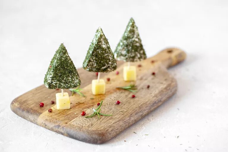 © iStock.com / Svetlana Ivanova
Сырная закуска "Елочки"