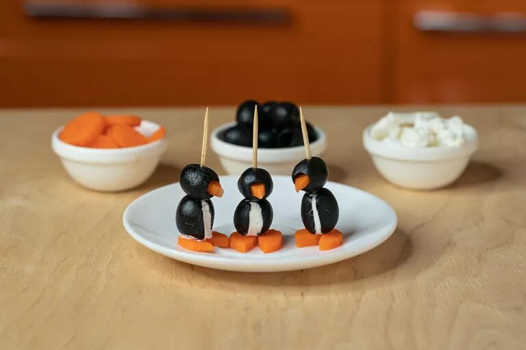 © iStock.com / Dina Vozdvizhenskaya
Пингвины из маслин