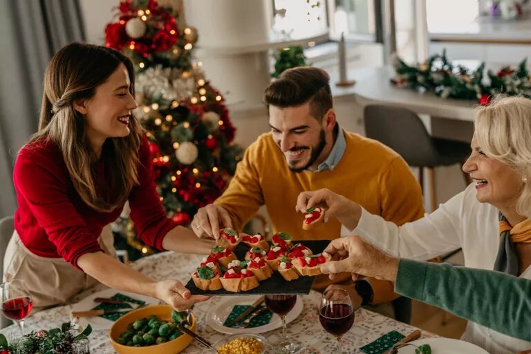 © iStock.com / Studio4
Семья за новогодним столом