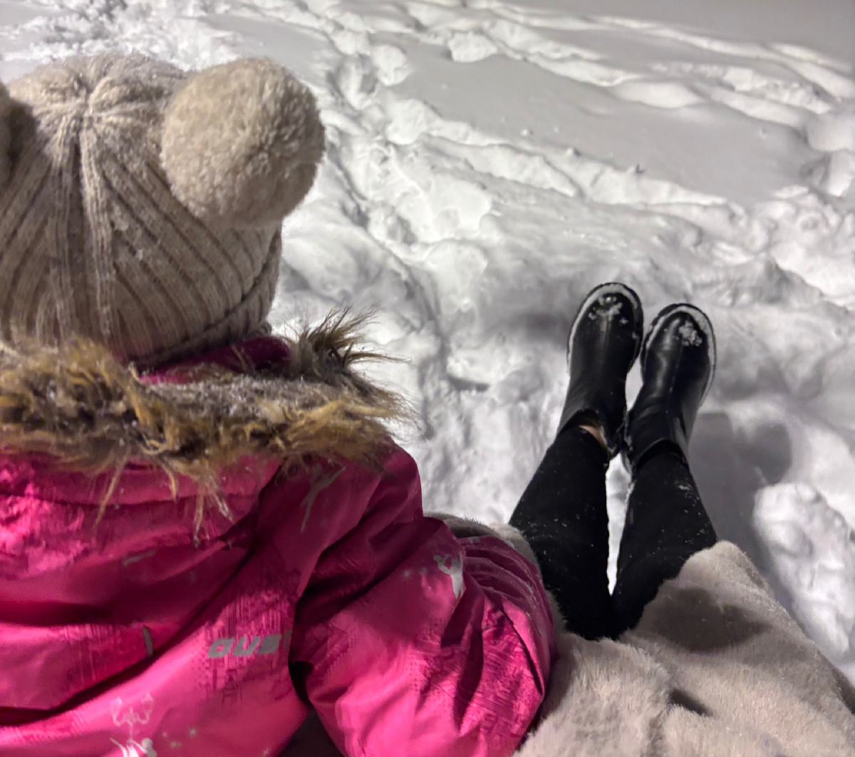 Стараемся гулять в день не меньше 1,5 часов. Не очень люблю зиму, так как мерзну. Но педиатр сказал надо, и поэтому одеваемся потеплее и идем😄