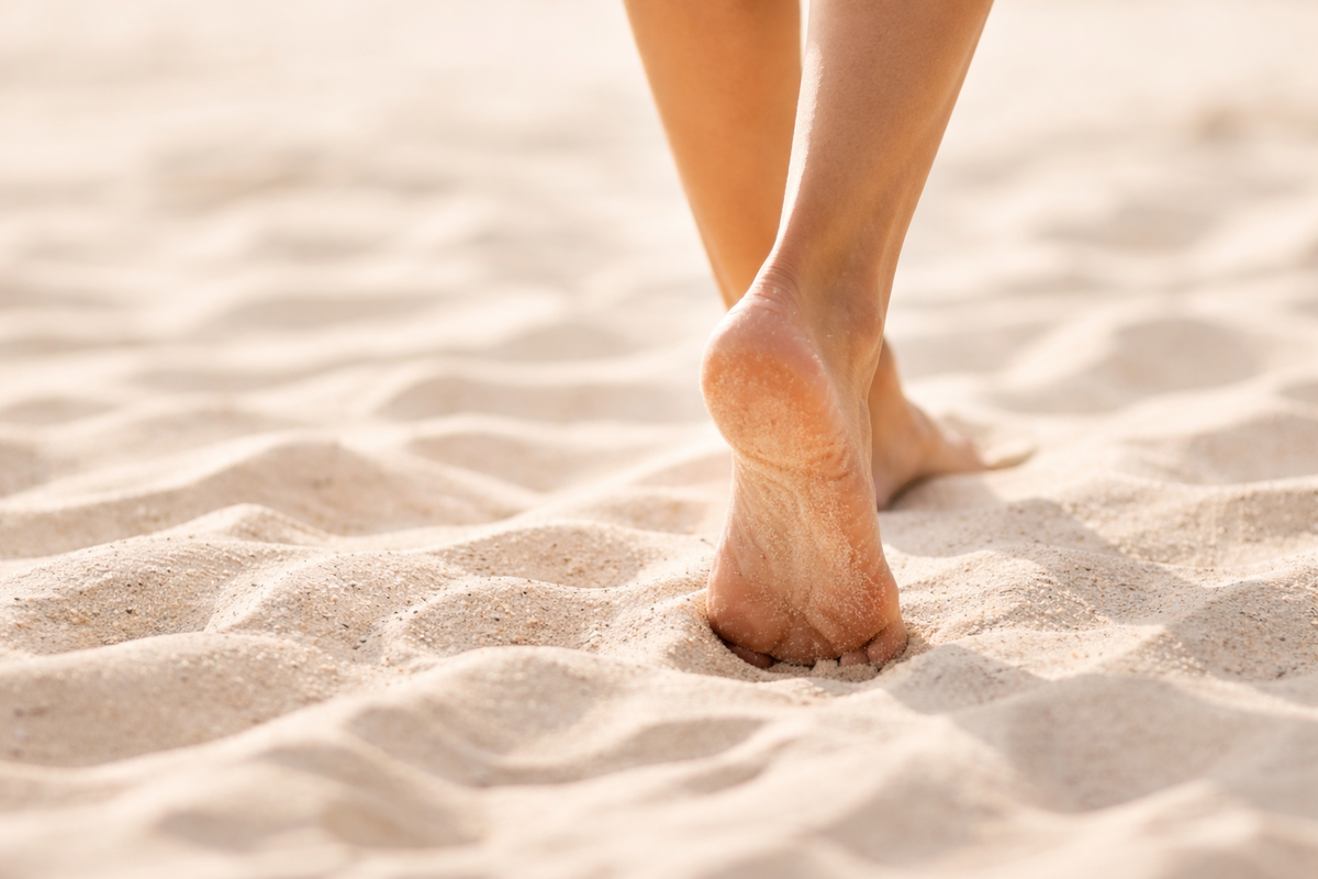 Расслабляющий массаж в "Массажном острове" начинается с того, что ваши ступни ласкает теплый мягкий песок