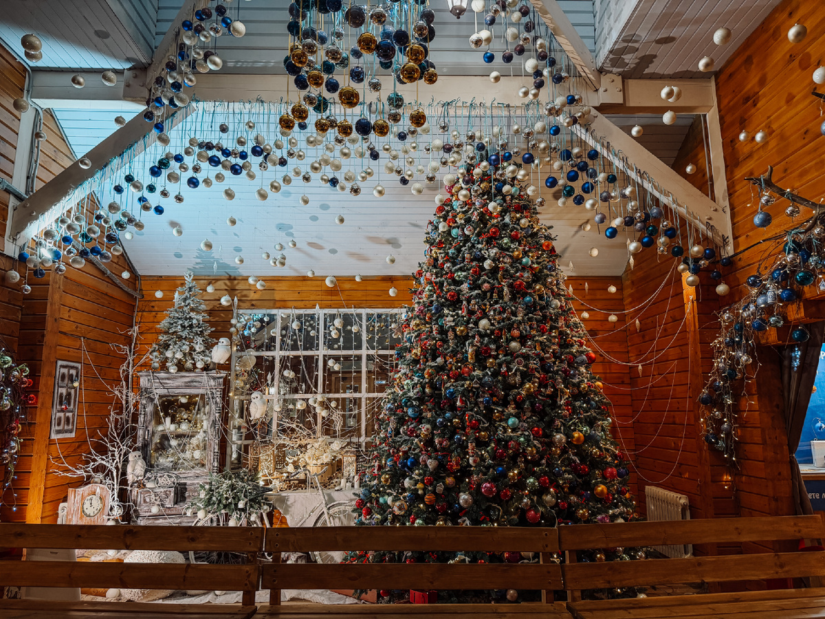 При входе вас встречает такая елочка