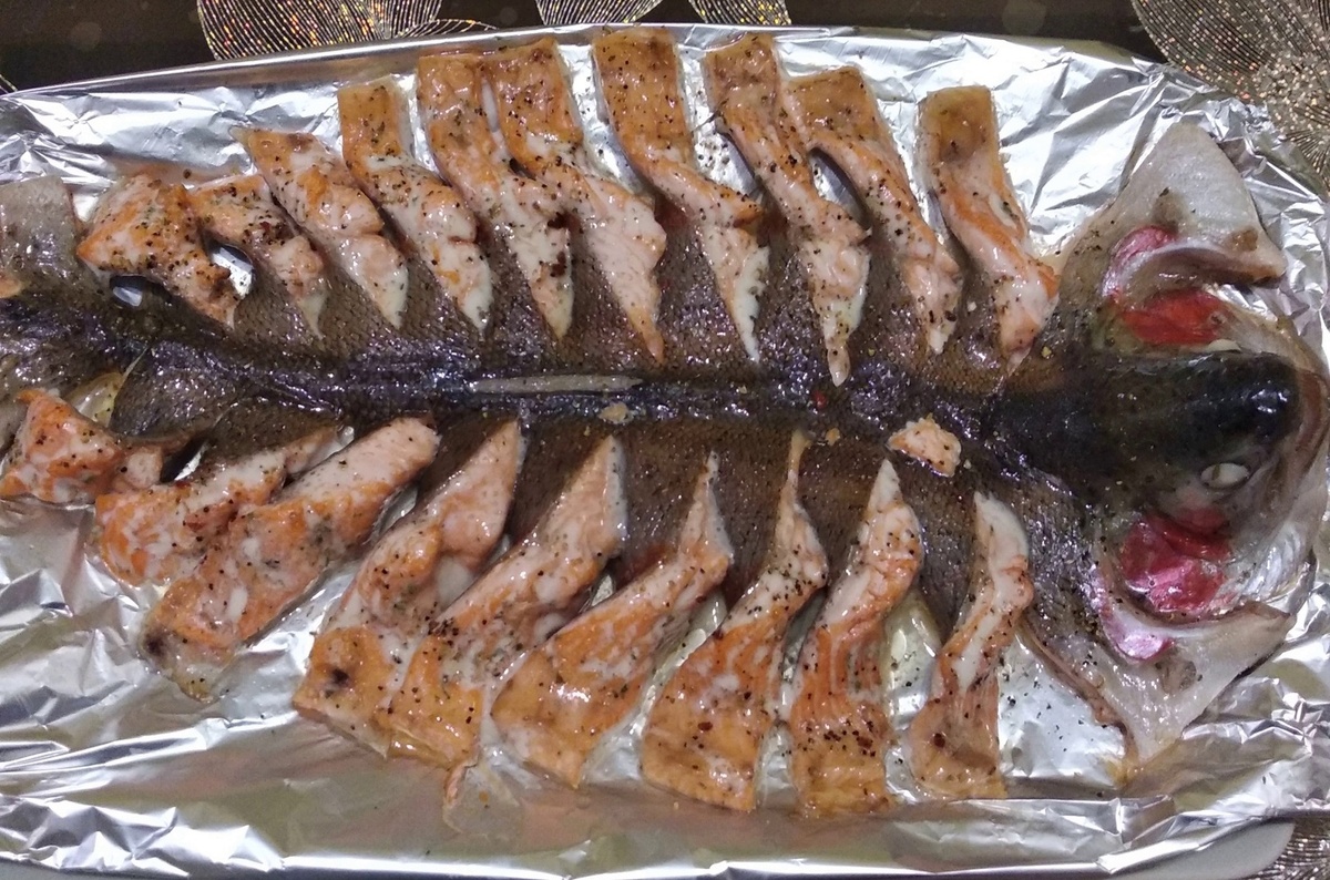 Форель с вывернутыми брюшками