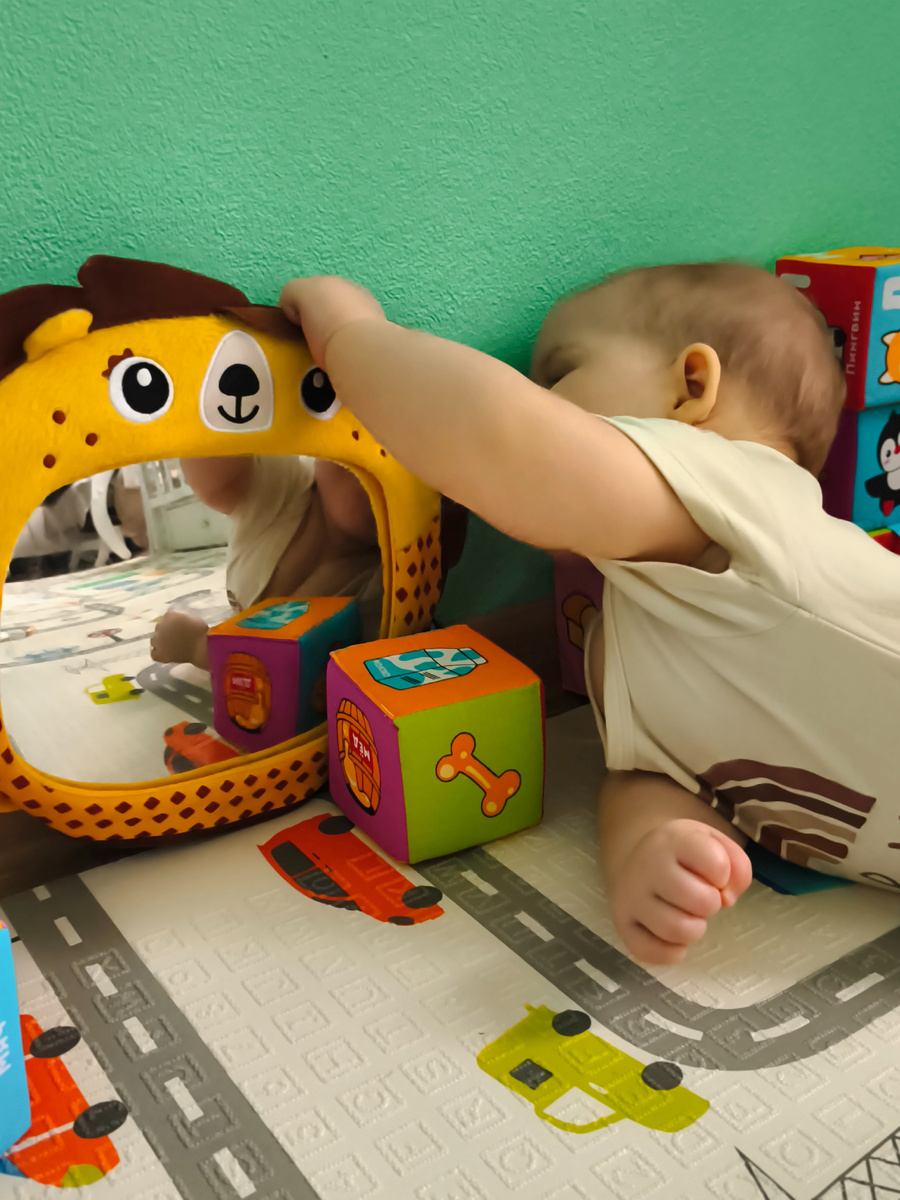 Мягкие кубики, кстати, пока вообще не вызывают интерес - наверное, слишком большие для таких маленьких ручек