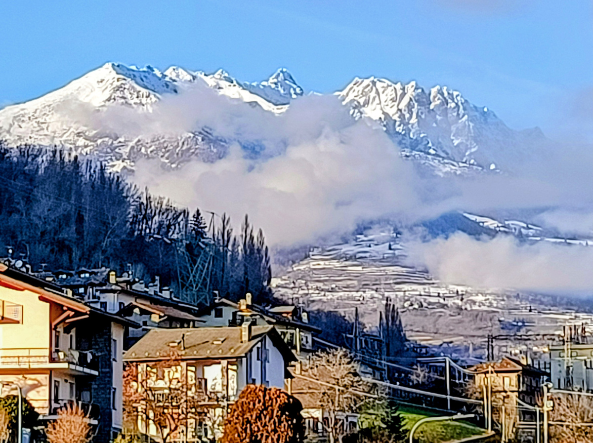 Вид из Аосты на массив San Bernardo. Италия. Фото автора 