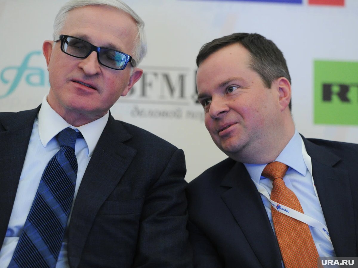     Алексей Моисеев (справа) объяснил причины для продажи ЮГК одним лотом