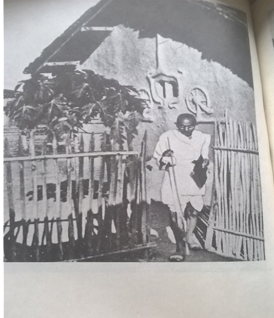 Ганди у своего дома