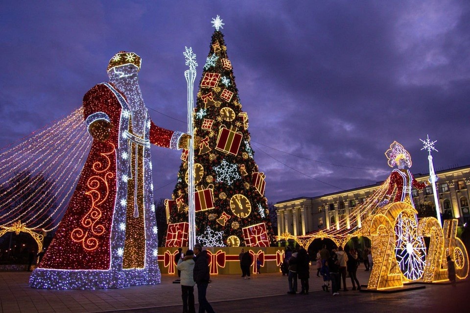    Высота Деда Мороза - больше 11 метров, а Снегурочки – 10. Фото: Администрация Симферополя