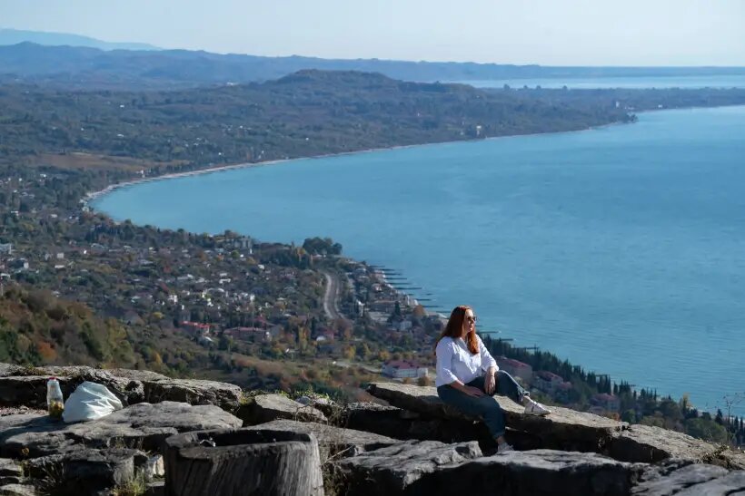     Туристы у Анакопийской крепости в Новом Афоне. © РИА Новости. Илья Питалев