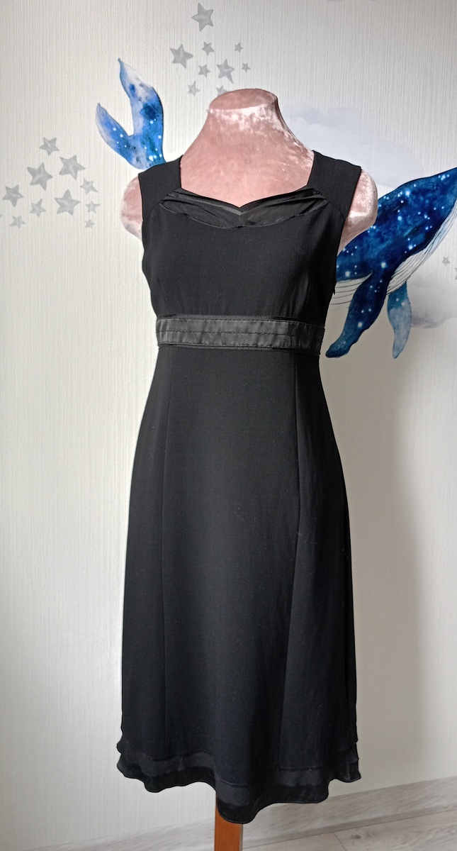 Strenesse (Стренессе) — это немецкий семейный бренд модной одежды, основанный в 1949 году в Баварии семьей Штрээле, известный своим высоким качеством, классическим дизайном, натуральными тканями и идеальной посадкой