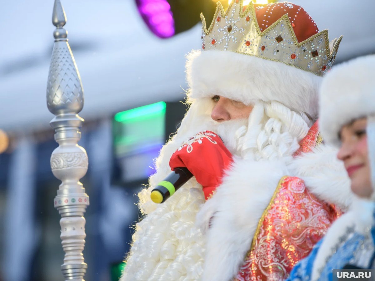     Как ни старались артисты, никто не высунул носа из дома (архивное фото)