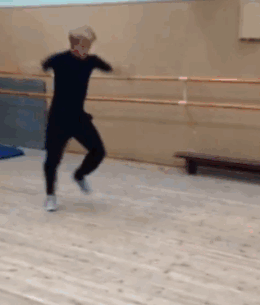 репетирует Короля своего