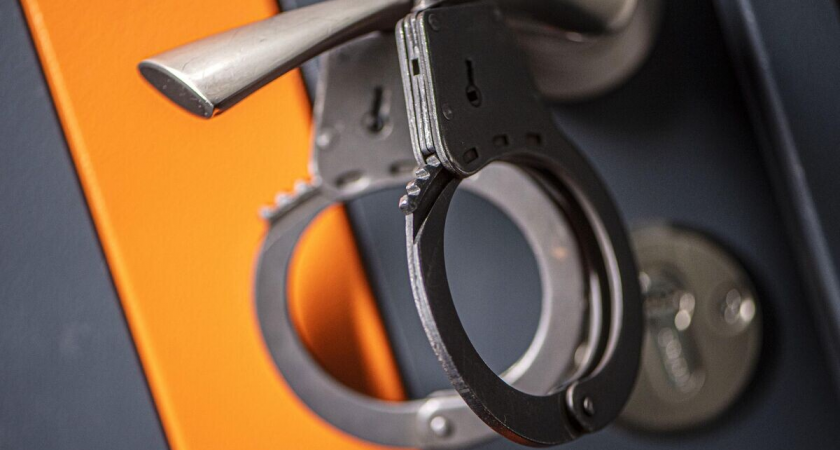    Наручники висят на дверной ручке | © Sputnik / Табылды Кадырбеков